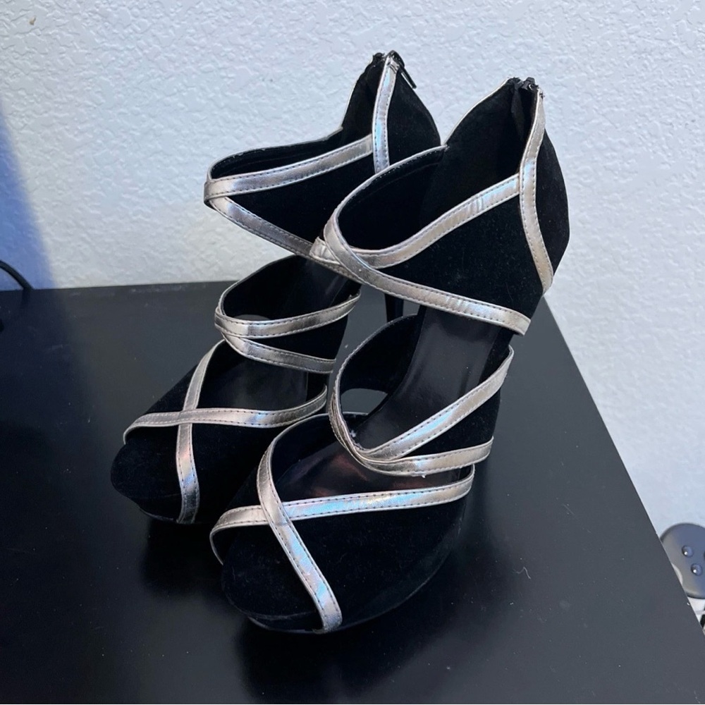 CHARLOTTE RUSSE Women Heels in Black Faux Suede   US 8
